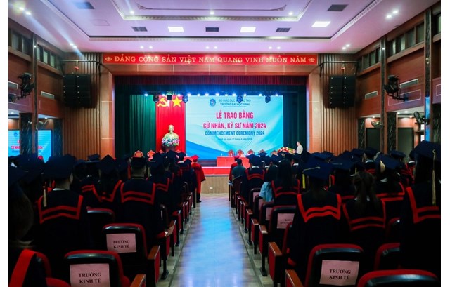 Trường Đại học Vinh long trọng tổ chức Lễ Trao bằng cử nhân, kỹ sư đợt 1 năm 2024